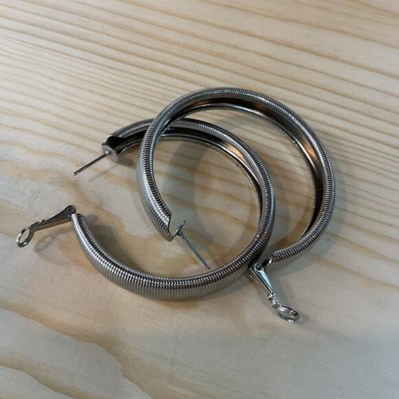 Silver-Tone Metal Hoop Earrings Ribbed Texture Design Simple Versatile Style - Picture 4 of 6